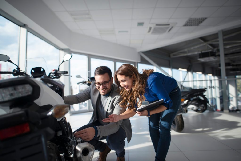 Choisir entre un scooter ou une moto selon tes besoins et ton intérêt