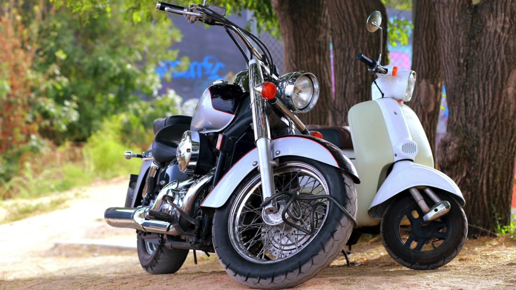 choix entre un scooter et une moto. 