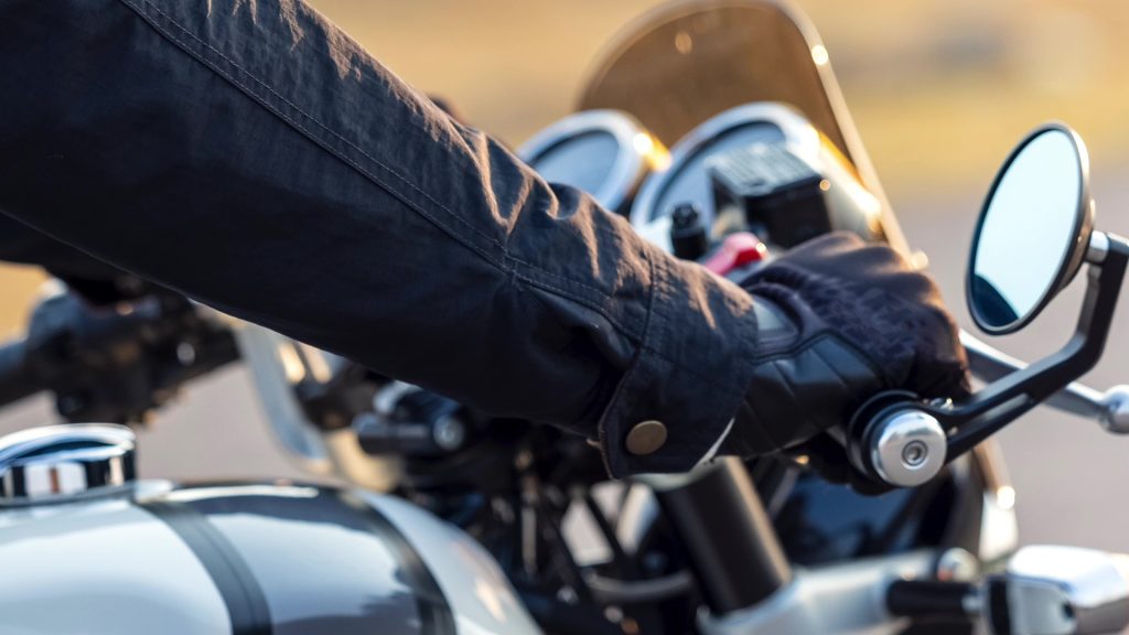 Les scooters et motos de 50 cm3 peuvent atteindre une vitesse maximale de 45 km/h.