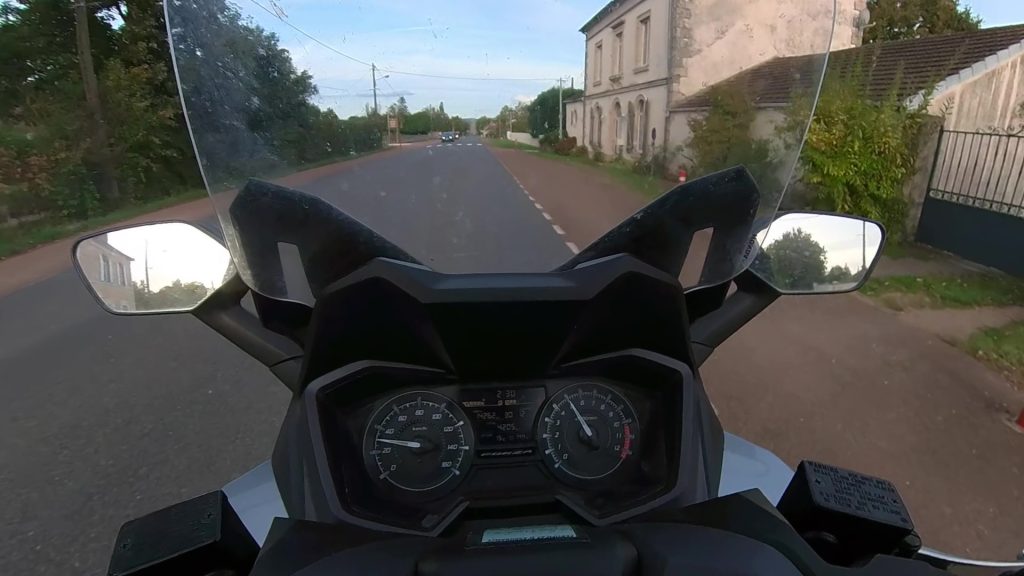 Un scooter est généralement plus confortable qu'une moto, car il offre une meilleure assise, une position de conduite plus droite.