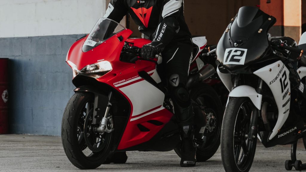 Les scooters et les motos d'aujourd'hui sont tous deux des véhicules sûrs, mais les motos sont généralement considérées comme plus dangereuses.